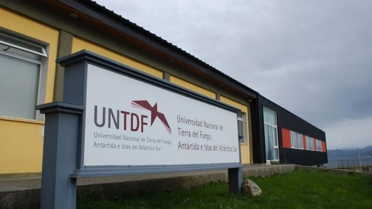 Defender la universidad pública es defender el futuro, afirmó Sciurano